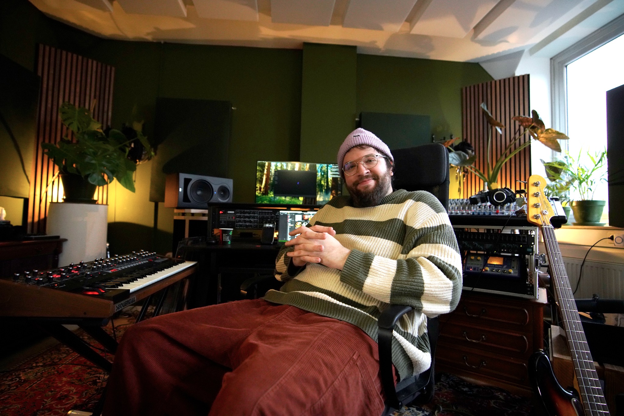 Liib mit Mütze und gestreiftem Pullover in seinem Studio